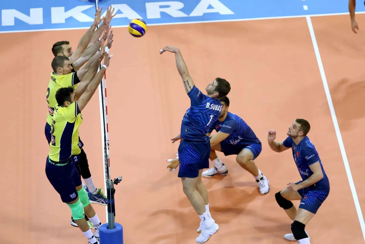 Halkbank, İlk Bölümün Son Maçında Lider Fenerbahçe'yi 88 Daikada 3-0'la Geçti