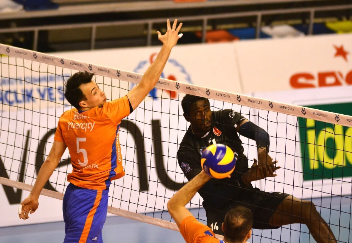 Halkbank İBBSK'yı 3-0 Yenip Finalde Maliye Piyango'nun Rakibi Oldu