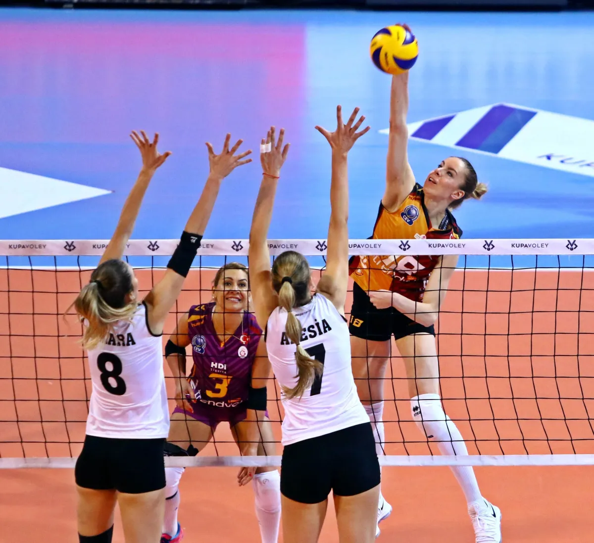 Bayanlar Kupa Voley'de Yarı Final Eşleşmeleri Belli Oldu