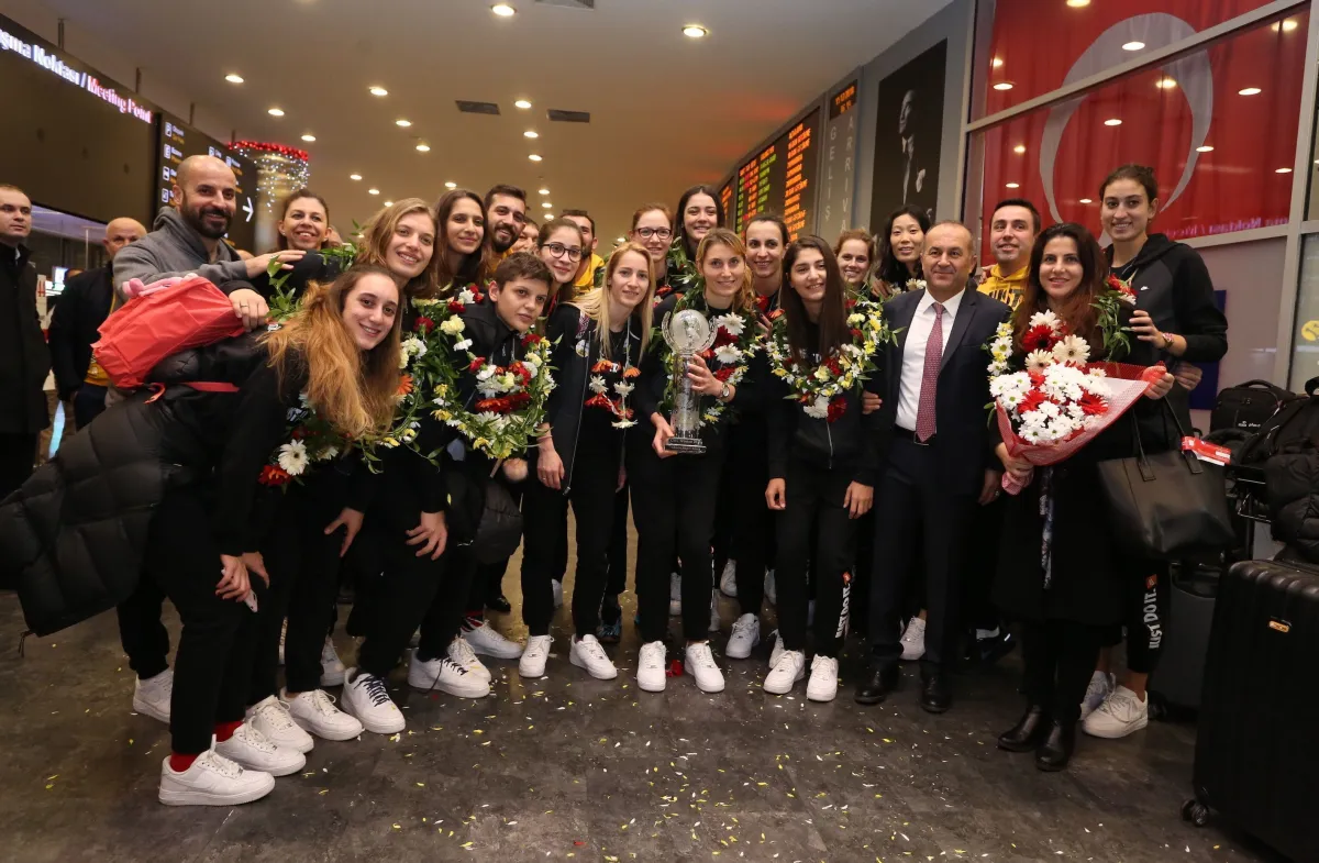 Dünya şampiyonu VakıfBank'a  müthiş karşılama