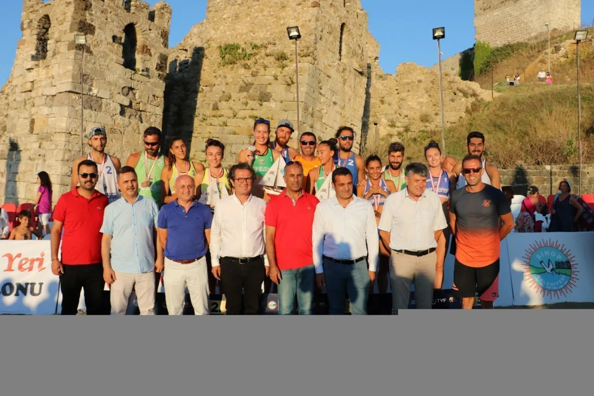 Sinop Plajda Engin Özbek- Hasan Hüseyin Mermer ekibi erkek Buğra Eryıldız-Ksenia Khakimzanova ikilisi kadınlarda Şampiyon