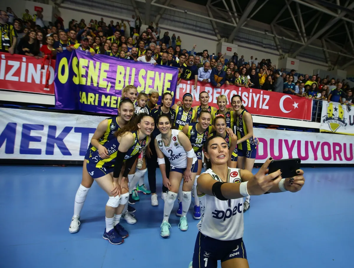 Fenerbahçe OPET, Zorlu Maçta Vakıfbank'ı yenerek Set de Puan da Vermedi