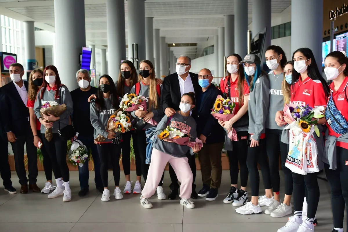 Avrupa Şampiyonası’nda bronz madalya kazanan A Milli Kadın Voleybol Takımımız yurda döndü.