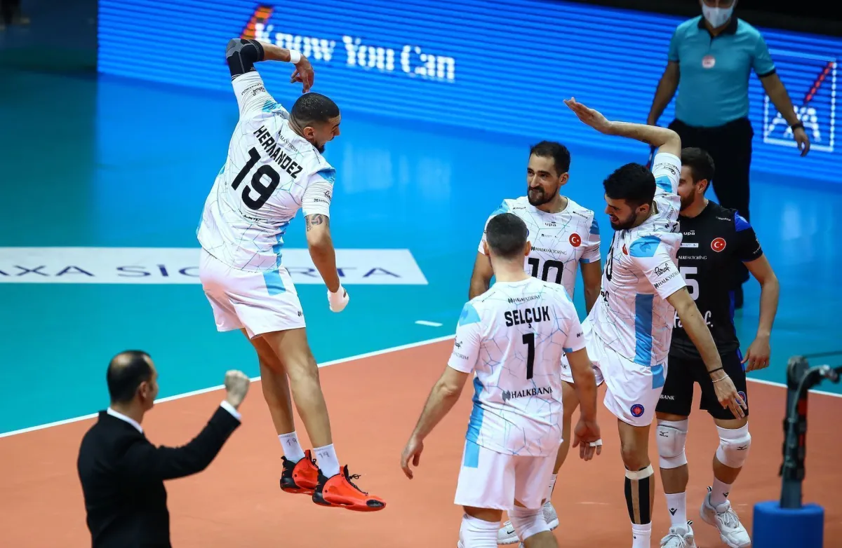 Halkbank liderlik koltuğunu bırakmadı