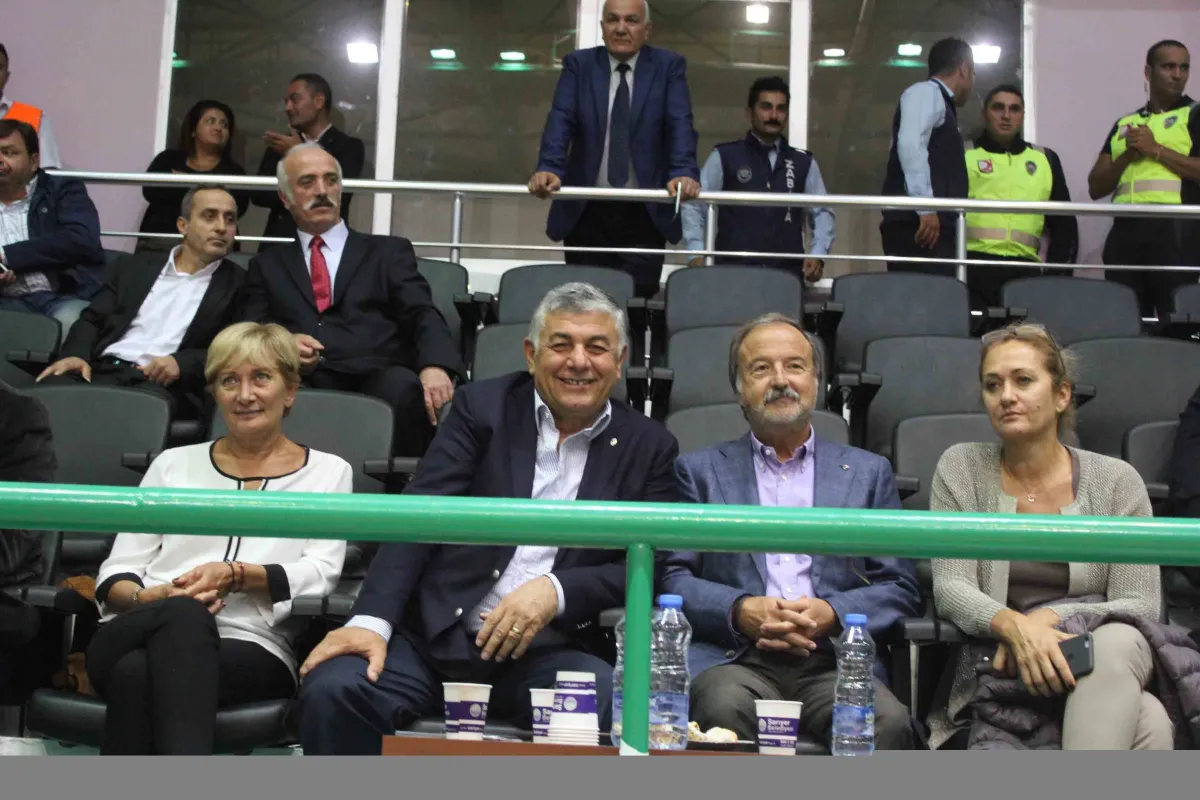 Sarıyer Belediyesi'nin Düzenlediği 5. Boğaziçi Turnuvası Başladı. İlk gün Eczacıbaşı ve Lokomotif Bakü Galip