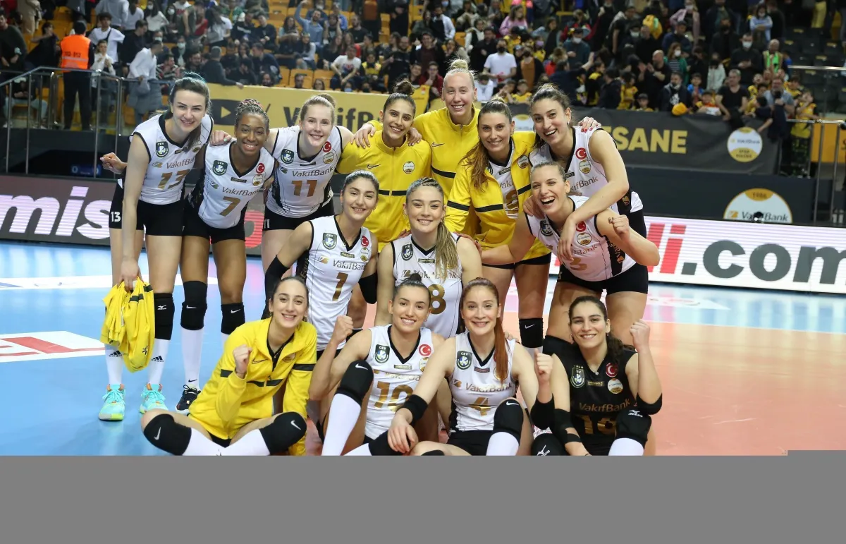 Lider VakıfBank normal sezonu galibiyetle kapattı