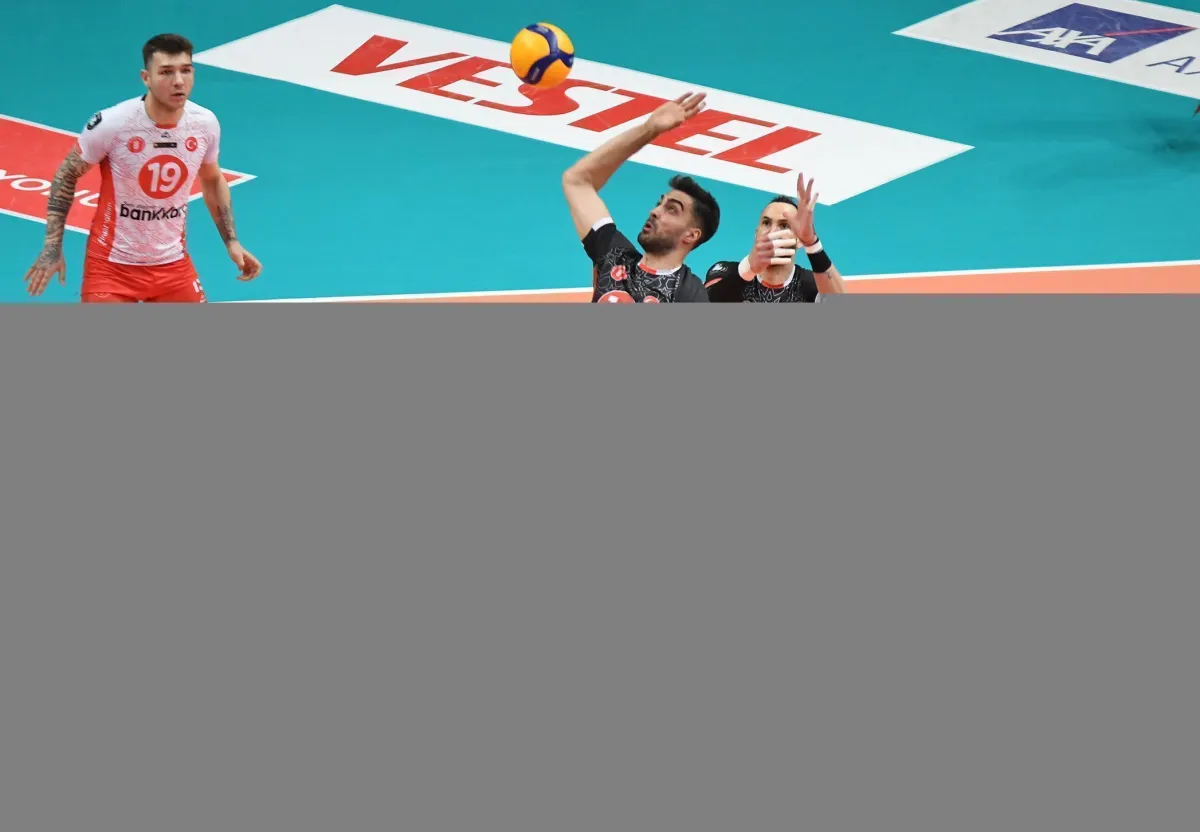 AXA Sigorta Efeler Ligi play-off final ikinci karşılaşmasında  Ziraat Bankkart, Halkbank 'ı 3-0 yenip seriyi eşitledi