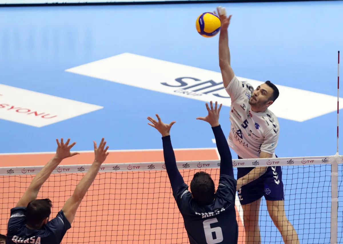Altekma , Bursa BBSK'yı 3-2 Yendi