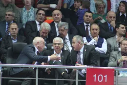 Vakıfbank Genel Müdürü Halil Aydoğan , spor kulübünün de voleybolcuların da en büyük destekçisi.. İşlerin yoğunluğundan fırsat buldukça maçları izlemeye geliyor. Tüm heyecanıyla takımının galibiyeti için protokol tribününde hop oturup hop kalkıyor... Baze