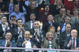 Genel Müdür Yardımcısı ve Kalüp Başkanı Osman Demren  ilk maçı 3-2 kazanmışlar ama yine de tedirgin. Dikkatle maçı izleyip fazla sevinmemeye çalışıyor...