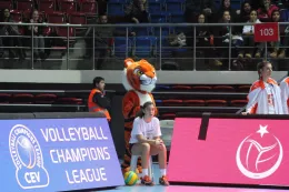 Eczacıbaşı VitrA'nın maskotu Tiger da saha etrafındaydı.. Ama yenilince coşkusu kalmadı.