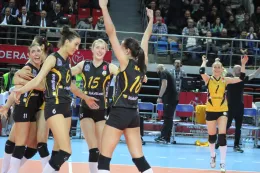 Ve son sayı sonrası maçı 3-2 kazanan Vakıfbanklı oyuncuların sevinci...