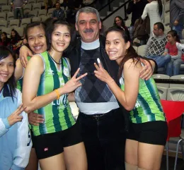 Başkan Mustafa Şahin ve Taylandlı Voleybolcular
Konya Ereğli Belediye Spor Kulübü voleybol takımı bir dönem voleybola ve Ereğli'ye voleybol hareketi ve bereketi getirmişti.. Ata Onar'ın da antrenörlük yaptığı dönemde Başkan Mustafa Şahin takımla yakından
