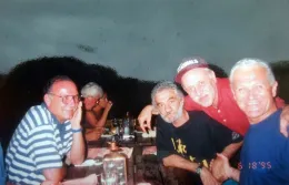 Türk sporunun gurur fotoğrafı... Marmaris Mares Otel'de plaj voleybolu için bir arada. 18 aziran 1995.. Değer Eraybar (voleybol), Vedat Okyar (futbol) ve Şengün Kaplanoğlu (Basketbol) Vadet Abi ve Değer Abi Nurlar içinde yat...