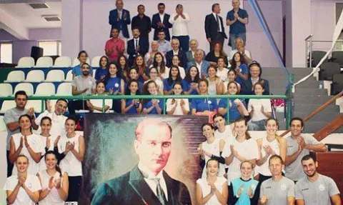 Bu sezon Birinci ligde vestel Sultanlar Ligine çıkma mücadelesi verecek olan Sarıyer Belediyesi voleybol takımına Başkan Şükrü Gençten Ziyaret.