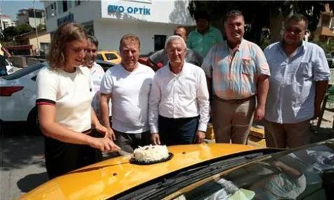 Milli Takım Pasörü Cansu Özbay'a Taksi Durağında Kutlama Pastası