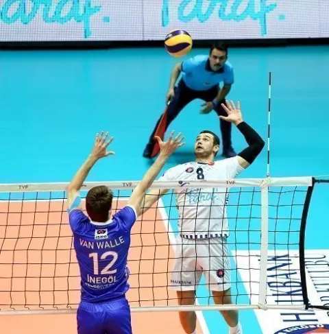 Efeler Voleybol Ligi dördüncü hafta müsabakasında Halkbank, İnegöl Belediye’yi 3-0 yenmeyi başardı.