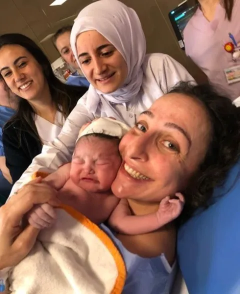 Vakıfbanlı Efsane Kaptan Gözde Kırdar Anne OlduGözde Kırdar En Güzel Ödülünü kucağına aldı..