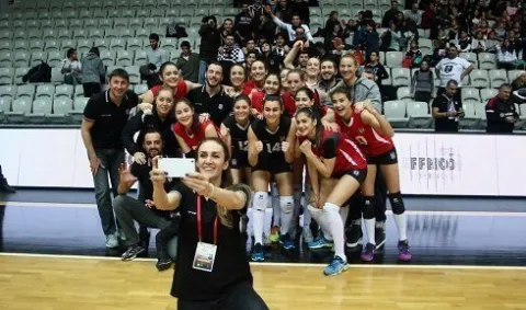 Beşiktaş'ın Dişi Kartalları Zoru başardılar. Lig İkincisi Bursa BŞB'yi 3-0 Yendiler