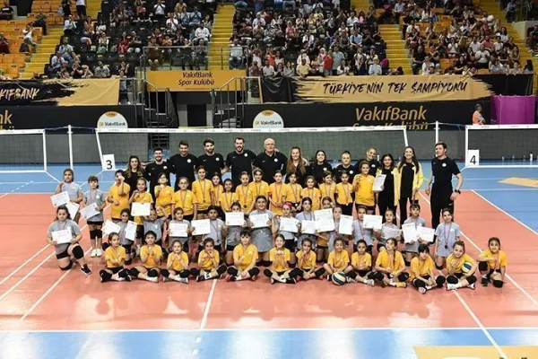 Minik voleybolcular VakıfBank Spor Sarayı’nda buluştu