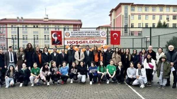 Eczacıbaşı, Kahramanmaraş Aziz Sancar Lisesi’ne voleybol sahası hediye etti