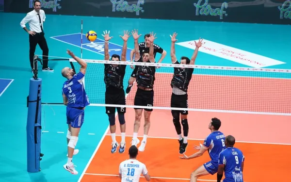 Halkbank, DEPLASMANDA Kuşgöz İzmir Vinç Akkuş Belediyespor’u 3-0 mağlup etti.