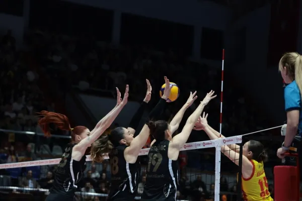 Lider VakıfBank, İzmir deplasmanından galibiyetle döndü