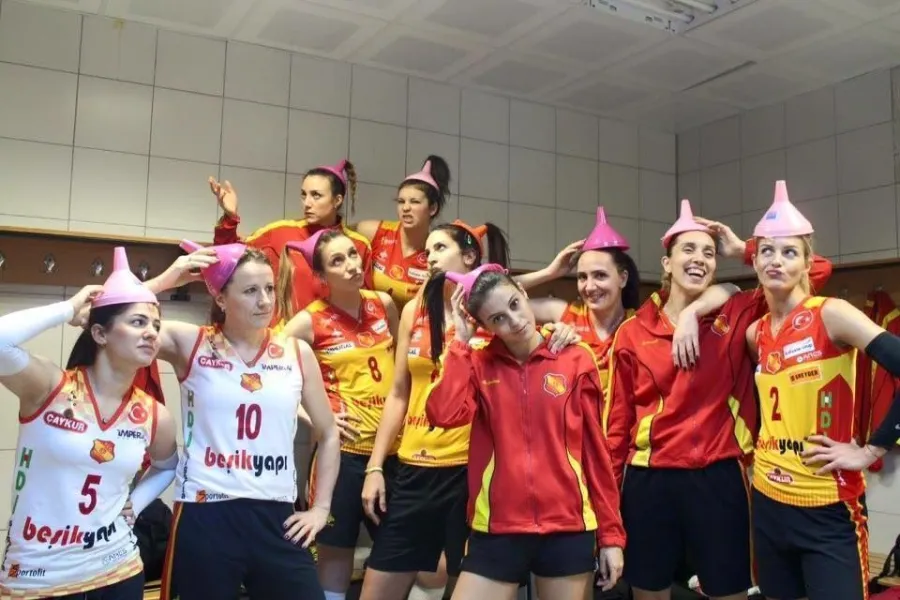 İmperial Hastanesi İdman Ocağı Voleybolcularından İlginç Fotoğraf