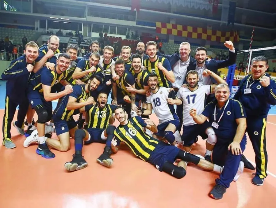 Fenerbahçe, Galatasaray seyircisi Önünde ve Galatasaray'ın 2-0 öne geçtiği maçta 3-2 Galip Geldi