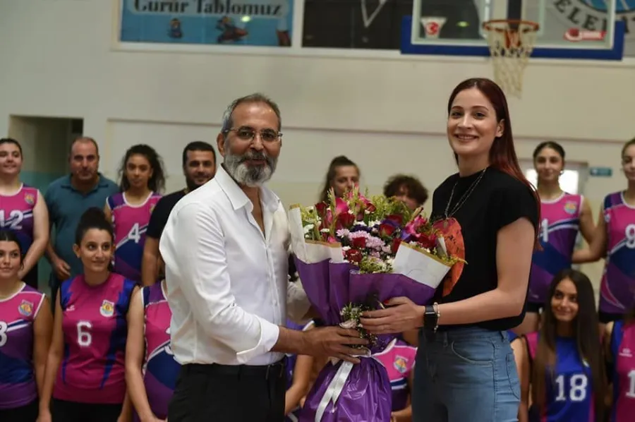 Tuğba Şenoğlu, memleketi Tarsus'a gitti  Belediye Başkanı Haluk Bozdoğan’ı ziyaret etti.