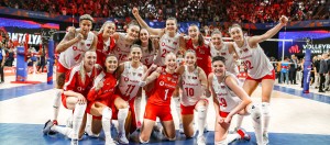 Dünya 1 numarası, son VNL şampiyonu A Milli Kadın Voleybol Takımımız, Milletler Ligi’ndeki ikinci maçında Hollanda’yı 3-1 mağlup etti ve ilk galibiyetini aldı.